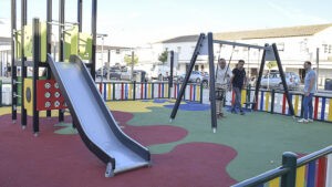 El Ayuntamiento de Los Palacios y Villafranca oficializa la apertura del nuevo parque infantil de la pedanía de Los Chapatales