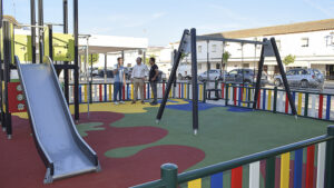 El Ayuntamiento de Los Palacios y Villafranca oficializa la apertura del nuevo parque infantil de la pedanía de Los Chapatales