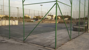 La Delegación de Deportes renueva el césped artificial de las pistas de fútbol del Parque V Centenario