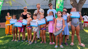 El Coronil clausura los Cursos Municipales de Natación 2026 con la entrega de diplomas y medallas