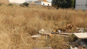 El PSOE denuncia el estado del solar de la antigua plaza de toros: “Hay grave riesgo de incendio”