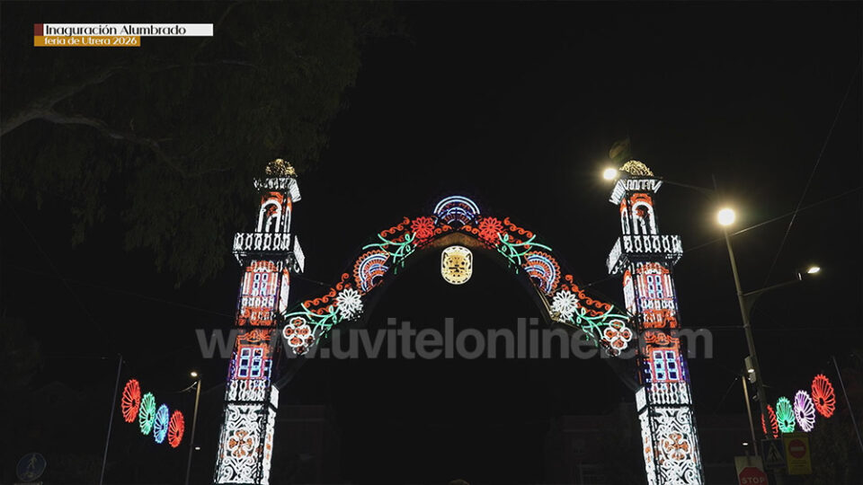 La Feria de Consolación 2026 ya está en marcha en Utrera. El encendido del alumbrado marcó este viernes el comienzo oficial de las fiestas, en una Noche del Pescaíto que congregó a miles de personas en un Real con una elevada presencia de público pese a las altas temperaturas. La principal novedad de esta edición se encuentra en la iluminación festiva, que presenta una imagen renovada con predominio de los colores primarios. La empresa Morales se ha encargado de este nuevo diseño, cuyo estreno estuvo acompañado por la música de la Asociación Musical Utrerana. Durante el acto inaugural, el alcalde, Francisco Jiménez, valoró tanto el resultado de la nueva iluminación como la respuesta de los ciudadanos en esta primera jornada. También hizo referencia a las actuaciones realizadas en la Caseta Municipal, que cuenta ya con un suelo técnico destinado a mejorar la seguridad, además de una nueva decoración basada en elementos textiles y faroles. Este espacio acogerá, entre otras actividades, la tradicional cena dedicada a los mayores. Jiménez expresó su deseo de que la Feria de Consolación de este año se convierta en «una de las ferias más entrañables e inolvidables» y destacó que las casetas presentaban una importante afluencia desde el inicio de las celebraciones. Al mismo tiempo, pidió a la ciudadanía que mantenga la responsabilidad y contribuya a que las fiestas transcurran con normalidad y sin incidentes, como ha ocurrido durante los últimos años. Actuaciones en el saneamiento del Real Los preparativos de la feria también han incluido diferentes intervenciones en las infraestructuras del recinto. Entre ellas se encuentran los trabajos realizados en la red de saneamiento, especialmente en la calle Bulería y en su entorno. Estas actuaciones han permitido solucionar los problemas de atascos que se venían produciendo en los pozos generales debido a la acumulación de raíces, uno de los problemas que afectaban históricamente a esta zona del recinto ferial. La feria como motor económico La delegada de Reactivación Económica, Isabel González Blanquero, puso el acento en el importante dispositivo que requiere la organización de la Feria de Consolación y en la repercusión que tiene sobre la economía de Utrera. González comparó las necesidades organizativas del evento con las de una pequeña ciudad, dada la infraestructura y los servicios que requiere durante estos días. La responsable municipal también destacó los procedimientos empleados para la contratación de los diferentes servicios, señalando que prácticamente todos los contratos se han tramitado mediante procedimientos mayores y defendiendo la transparencia del proceso. Asimismo, señaló el refuerzo realizado en la plantilla municipal y la incorporación de nuevos servicios relacionados con la conciliación y la atención telefónica. «La feria mueve muchísima economía, apoya al comercio local y es reflejo de lo más nuestro», afirmó González Blanquero, quien volvió a poner en valor el impacto que estas celebraciones tienen sobre la actividad económica y comercial del municipio.