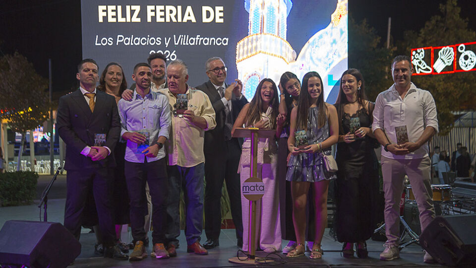 Los Palacios y Villafranca arrancó su Feria 2026 con una nueva portada de 21,5 metros y un homenaje al fútbol local
