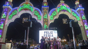Los Palacios y Villafranca arrancó su Feria 2026 con una nueva portada de 21,5 metros y un homenaje al fútbol local