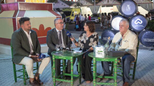 Los Palacios y Villafranca arrancó su Feria 2026 con una nueva portada de 21,5 metros y un homenaje al fútbol local