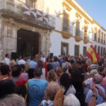 Utrera muestra su apoyo a Ceuta con una concentración multitudinaria en las puertas del Ayuntamiento