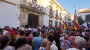 Utrera muestra su apoyo a Ceuta con una concentración multitudinaria en las puertas del Ayuntamiento