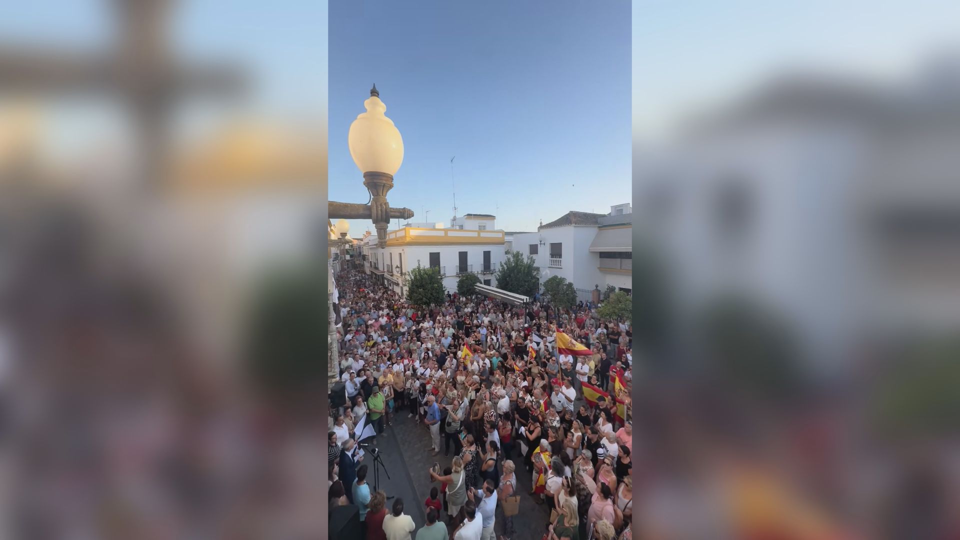 Utrera muestra su apoyo a Ceuta con una concentración multitudinaria en las puertas del Ayuntamiento