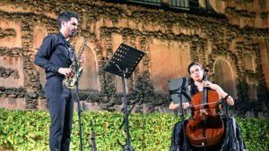 Manu Brazo y Rosa Gavare conquistan el Alcázar con un viaje musical por las danzas del mundo