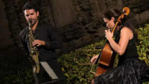 Manu Brazo y Rosa Gavare conquistan el Alcázar con un viaje musical por las danzas del mundo