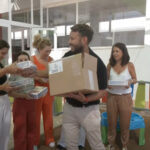 La Escuela Municipal Infantil de El Coronil afronta los últimos preparativos antes del comienzo del nuevo curso escolar, con sus instalaciones ya inmersas en las tareas de puesta a punto tras las reformas realizadas recientemente en el centro. El alcalde de El Coronil, José López, ha visitado este martes la escuela para hacer entrega de una tablet a cada una de las profesoras. La adquisición responde a una petición planteada por el propio equipo educativo con el objetivo de disponer de nuevas herramientas que faciliten su trabajo diario. Agilización y comodidad para los profesionales Estos dispositivos permitirán a las profesionales del centro realizar sus diferentes tareas de una forma más ágil y cómoda, al tiempo que servirán como un nuevo recurso para continuar mejorando el trabajo y la atención que reciben los niños y niñas. Paralelamente, el centro trabaja estos días en el traslado y colocación del material necesario para dejar las diferentes dependencias preparadas de cara al inicio del curso. Estas labores se desarrollan después de la finalización de las actuaciones de reforma llevadas a cabo en la escuela. De esta manera, la Escuela Municipal Infantil encara el nuevo curso con espacios renovados y nuevos recursos para el equipo educativo, con el objetivo de comenzar la actividad con todas las instalaciones preparadas para recibir a los más pequeños.