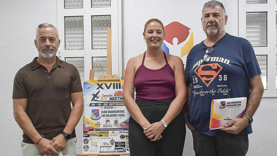 El Tomate Air Meeting de Los Palacios y Villafranca celebrará su XVIII edición del 18 al 20 de septiembre, consolidándose como una de las grandes citas del aeromodelismo en Andalucía. Durante todo el fin de semana reunirá a más de 60 pilotos procedentes de diferentes puntos de España y, previsiblemente, también de Portugal. El encuentro está organizado por el Club Radio Control Los Palacios en colaboración con la Delegación de Deportes del Ayuntamiento de Los Palacios y Villafranca y tendrá como escenario la pista de vuelo del club, situada detrás de la antigua Escuela de Capataces (IFAPA). La presentación de esta nueva edición se ha celebrado en la sede de la Delegación Municipal de Deportes, con la participación de la delegada, Chari Parejo, y de representantes del Club Radio Control Los Palacios. Durante el fin de semana, los asistentes podrán disfrutar de maquetas de aeronaves de las dos guerras mundiales, aviones civiles, helicópteros, modelos acrobáticos, aeronaves con turbinas a reacción, motores de gasolina y otros modelos de gran escala, tanto en exposición como durante las exhibiciones de vuelo. 18 ediciones de un evento ya consolidado Jesús Perea, presidente del club, ha destacado el carácter especial de un evento que, tras 18 ediciones, se ha convertido en una auténtica convivencia entre pilotos y aficionados. “Lo que nos espera allí es un espectáculo, un ambiente familiar y una forma de practicar un deporte aéreo como es el aeromodelismo”, ha señalado. Perea ha animado especialmente a quienes todavía no conocen esta disciplina a acercarse a las instalaciones. “Mucha gente no conoce este tipo de deporte y, cuando viene, se queda asombrada al descubrir que existe una actividad así, tan cerca del pueblo”, ha afirmado. Además de las exhibiciones aéreas, el encuentro contará con servicio de barra y comida en el hangar, así como diferentes actividades relacionadas con el mundo del aeromodelismo. Muchos participantes se desplazan con sus caravanas y permanecen durante todo el fin de semana en las instalaciones, generando un ambiente de convivencia que constituye una de las señas de identidad de la cita. Respaldo del Ayuntamiento Por su parte, la delegada municipal de Deportes, Chari Parejo, ha reafirmado el respaldo del Ayuntamiento a esta iniciativa y ha animado a la ciudadanía a participar. “Creo que es muy importante que los días 18, 19 y 20 de septiembre nuestro pueblo se vuelque y vaya a conocerlo quien todavía no lo conozca, y siga disfrutándolo quien ya tenga recorrido con este deporte, porque realmente merece mucho la pena”, ha afirmado. Parejo también ha puesto en valor el ambiente familiar que caracteriza al encuentro, con la presencia cada año de numerosas familias y aficionados, y ha subrayado que se trata de una disciplina deportiva con una importante tradición en el municipio. El Club Radio Control Los Palacios, fundado en 1993, dispone de unas instalaciones que durante los fines de semana se convierten en punto de encuentro para los aficionados al aeromodelismo, una disciplina abierta a todas las edades que combina la pasión por la aviación, la construcción de maquetas, la técnica y el deporte. Con esta XVIII edición, el Tomate Air Meeting vuelve a situar a Los Palacios y Villafranca como punto de encuentro para los amantes del aeromodelismo y ofrece al público un espectáculo aéreo singular y atractivo para disfrutar en familia, a escasos minutos del núcleo urbano.