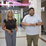 Las Escuelas Infantiles Municipales de Los Palacios y Villafranca han iniciado este jueves, 3 de septiembre, el nuevo curso escolar con más de 240 niños y niñas matriculados entre los centros municipales La Nana y La Luna del Horcajo. El delegado municipal de Educación, Florián Ramírez, ha visitado ambos centros durante la primera jornada del curso para conocer de primera mano el desarrollo del inicio de las clases y saludar tanto a los profesionales como a las familias y al alumnado. Ramírez ha destacado la “satisfacción” con la que se afronta este nuevo curso en las escuelas infantiles municipales, señalando que “es un día muy ilusionante, porque empiezan los niños y niñas, vuelven los que ya estaban y comienzan a incorporarse también otros nuevos”. El delegado de Educación ha subrayado que el comienzo del curso se está desarrollando “con mucha alegría y con total normalidad”, y ha puesto en valor que “los centros están totalmente equipados y las plantillas preparadas”, lo que permite afrontar el nuevo curso con todas las garantías. “Las cifras incrementarán en los próximos días” Asimismo, Florián Ramírez ha explicado que la cifra actual de alumnado, situada en 244 niños y niñas, continuará incrementándose durante los próximos días y semanas, especialmente debido a las nuevas incorporaciones de bebés de cero años. “Esperamos incluso más matriculaciones, porque por las fechas de nacimiento de algunos niños todavía no se pueden formalizar y aumentará seguro un buen número el alumnado de las dos guarderías”, ha señalado. El responsable municipal de Educación también ha puesto el foco en la importancia que tienen las escuelas infantiles para la conciliación de la vida familiar y laboral, especialmente para las familias que necesitan compatibilizar el cuidado de sus hijos con su actividad profesional. En este sentido, ha indicado que “hoy en día es imprescindible traer a los niños a la escuela infantil para que cada uno pueda desarrollar su trabajo y desarrollarse también profesionalmente”. La Escuela Infantil Municipal La Nana cuenta actualmente con alrededor de 140 alumnos, según ha manifestado su directora, Pilar Benedito, aunque la cifra continúa aumentando con nuevas matriculaciones. El centro dispone de 17 profesionales, tiene abiertas 15 clases y cuenta también con personal de apoyo durante estos primeros días de adaptación. Por su parte, la directora de la Escuela Infantil Municipal La Luna del Horcajo, María Parejo, ha explicado que el centro comienza el curso con aproximadamente 104 niños y niñas distribuidos en nueve aulas: dos para bebés de cero años, cuatro para alumnado de un año y tres para niños y niñas de dos años. El centro cuenta con 13 profesionales, entre tutoras y personal de apoyo. Se mantiene el horario habitual Ambas escuelas mantienen su horario habitual, de 7:30 a 17:00 horas, ofreciendo servicios como aula matinal, comedor y aula de tarde. Una de las principales novedades de este curso es la gratuidad de la atención socioeducativa para los niños y niñas de uno y dos años, mientras que los servicios complementarios continúan contando con posibilidad de bonificaciones en función de la renta familiar. Durante los primeros días se está desarrollando, además, el habitual periodo de adaptación, especialmente dirigido al alumnado que se incorpora por primera vez a la escuela infantil. La entrada se realiza de manera progresiva para facilitar que los pequeños se familiaricen con el centro, sus educadoras y sus nuevos compañeros.