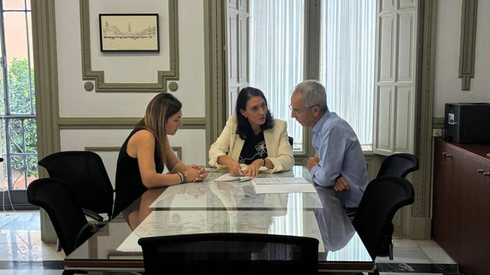 María Teresa Ávila se reúne con el Ayuntamiento de Utrera para abordar proyectos estratéticos que mejoren las conexiones viarias de Utrera