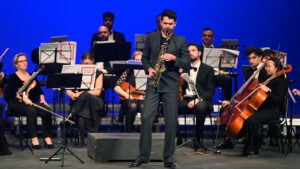 El saxofón de Manu Brazo y el violonchelo de Rosa Gavare se unen esta noche en “Danzas del mundo” dentro de las “Noches del Alcázar”