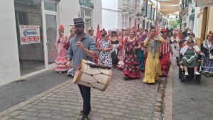 El VII Encuentro de Mujeres Vestidas de Flamenca lleva la tradición a las calles de Utrera durante la Feria