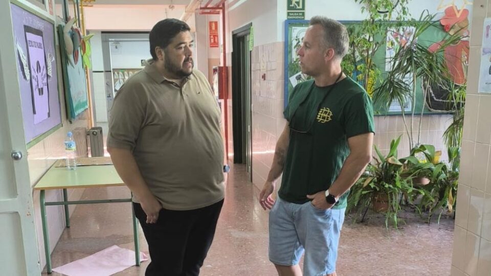 El Ayuntamiento de Los Palacios pone a punto los colegios públicos antes del inicio del curso