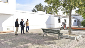 El Ayuntamiento de Los Palacios y Villafranca mejora la accesibilidad y renueva las infraestructuras urbanas de la calle Trueno de El Trobal