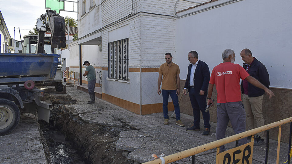 El Ayuntamiento de Los Palacios y Villafranca mejora la accesibilidad y renueva las infraestructuras urbanas de la calle Trueno de El Trobal