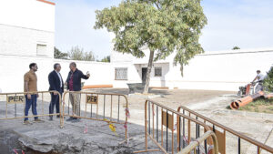 El Ayuntamiento de Los Palacios y Villafranca mejora la accesibilidad y renueva las infraestructuras urbanas de la calle Trueno de El Trobal