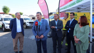 Antonio Sanz visita las instalaciones de Iturri para supervisar las ocho nuevas unidades móviles para emergencias fabricadas en Utrera